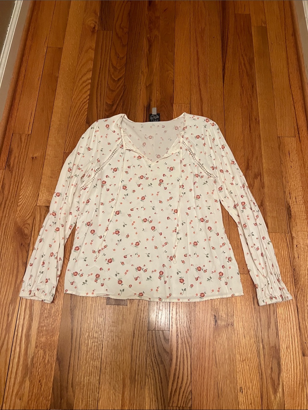Como Vintage white Long-Sleeve V-Neck Top with Pink Floral Print